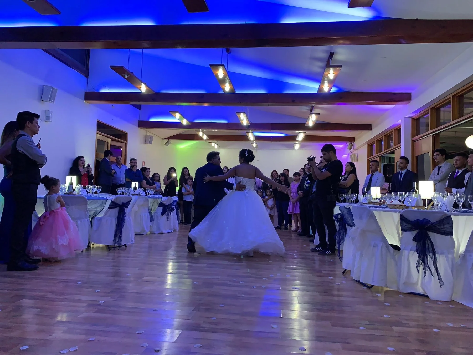 Matrimonio celebrando en la pista de baile de Centro de Eventos El Alfarero