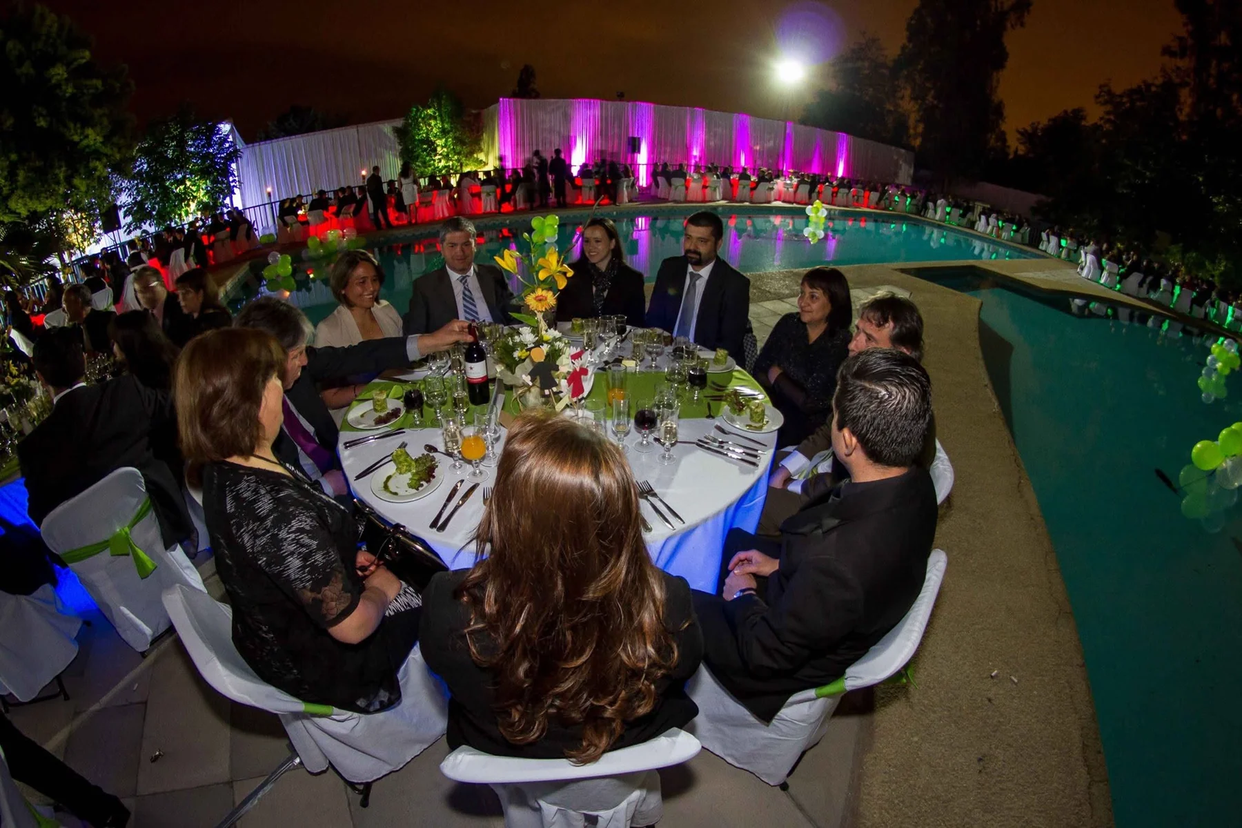 Evento formal en sector exterior de Centro de Eventos El Alfarero