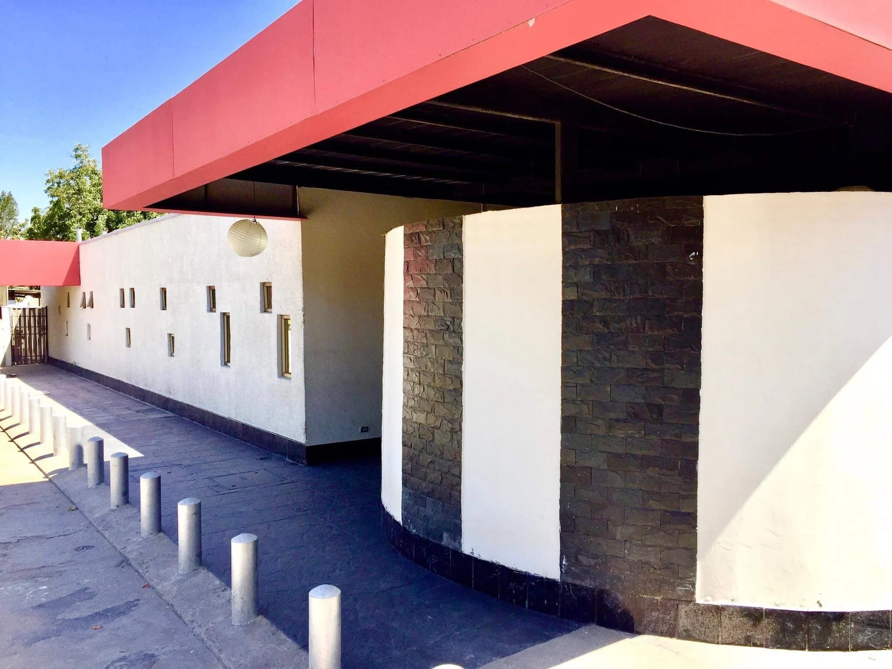 Exterior y acceso de Centro de Eventos El Alfarero