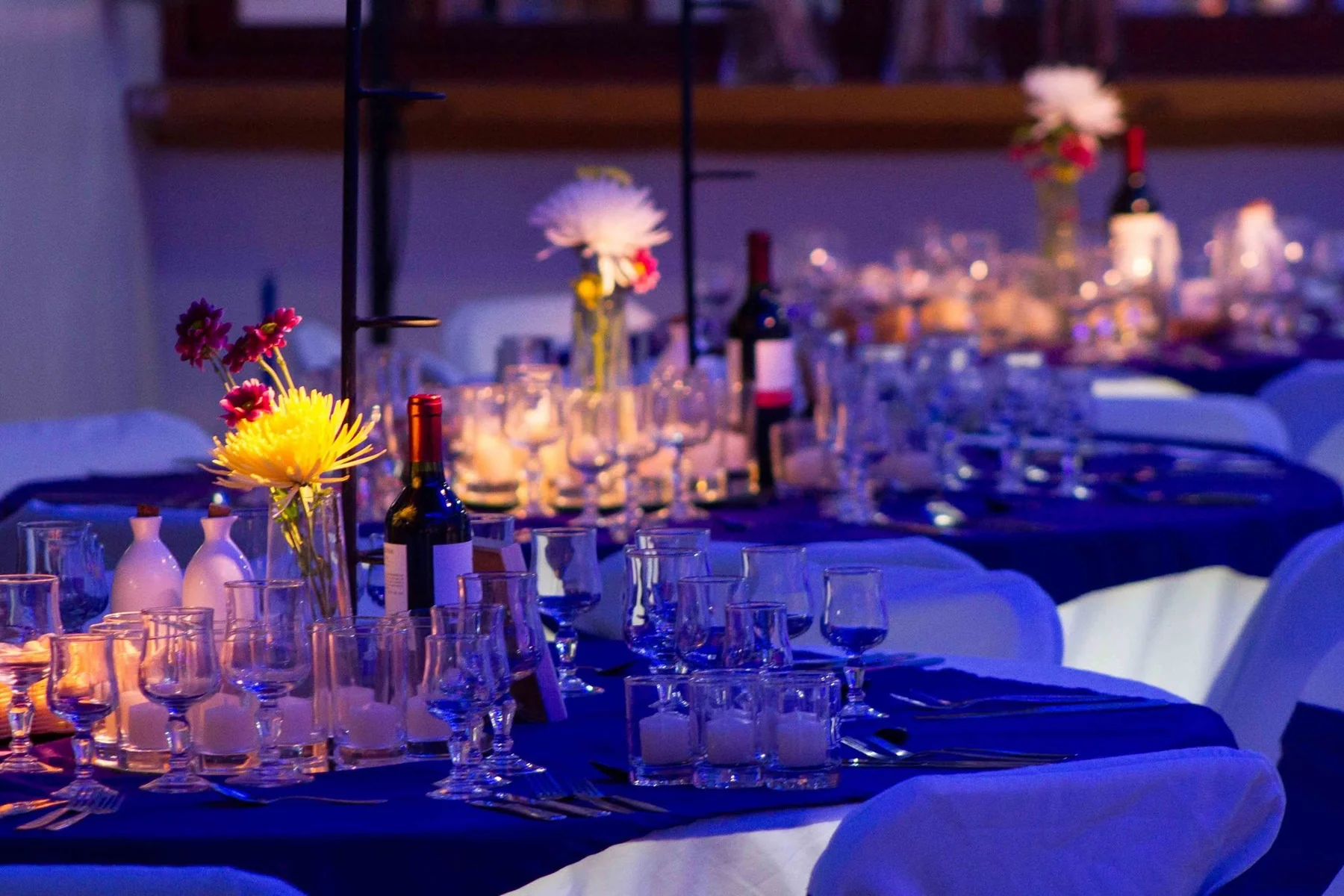 Mesa preparada para una celebración en Centro de Eventos El Alfarero