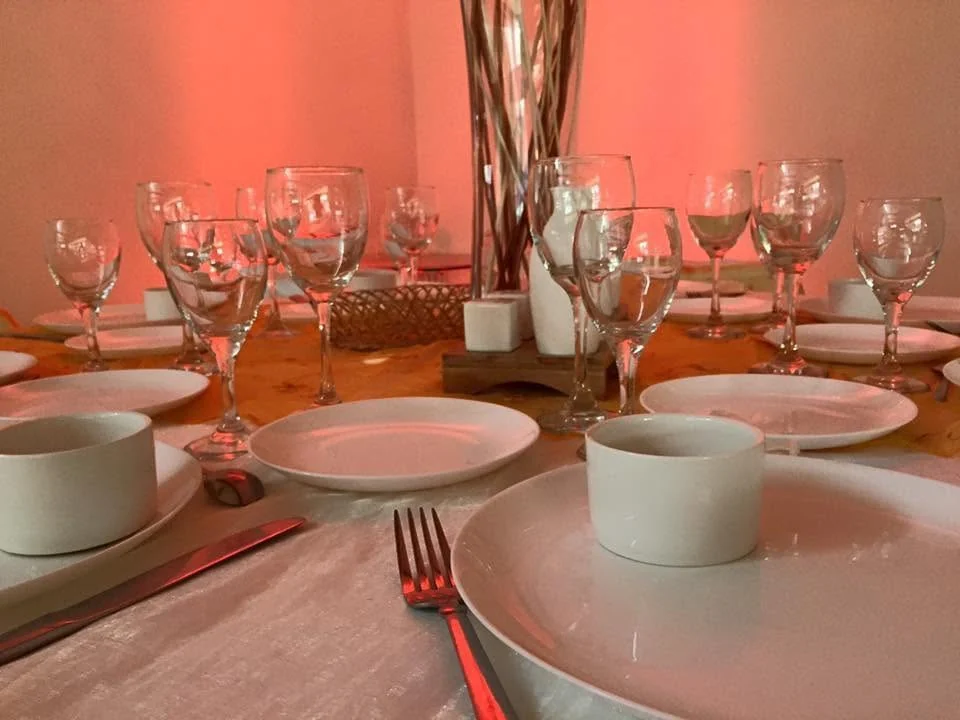 Detalle de mesa preparada para evento