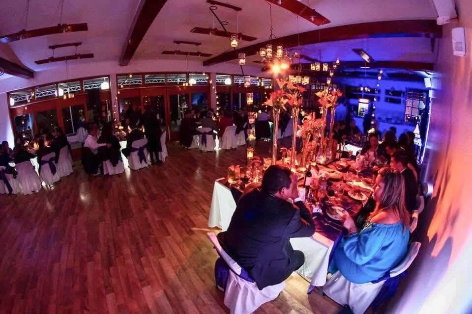 Salón de Centro de Eventos El Alfarero preparado para una celebración
