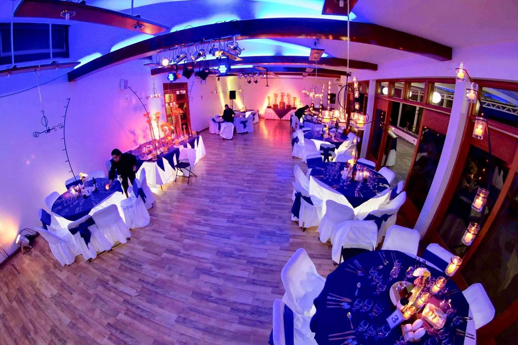 Salón principal de Centro de Eventos El Alfarero con iluminación ambiental