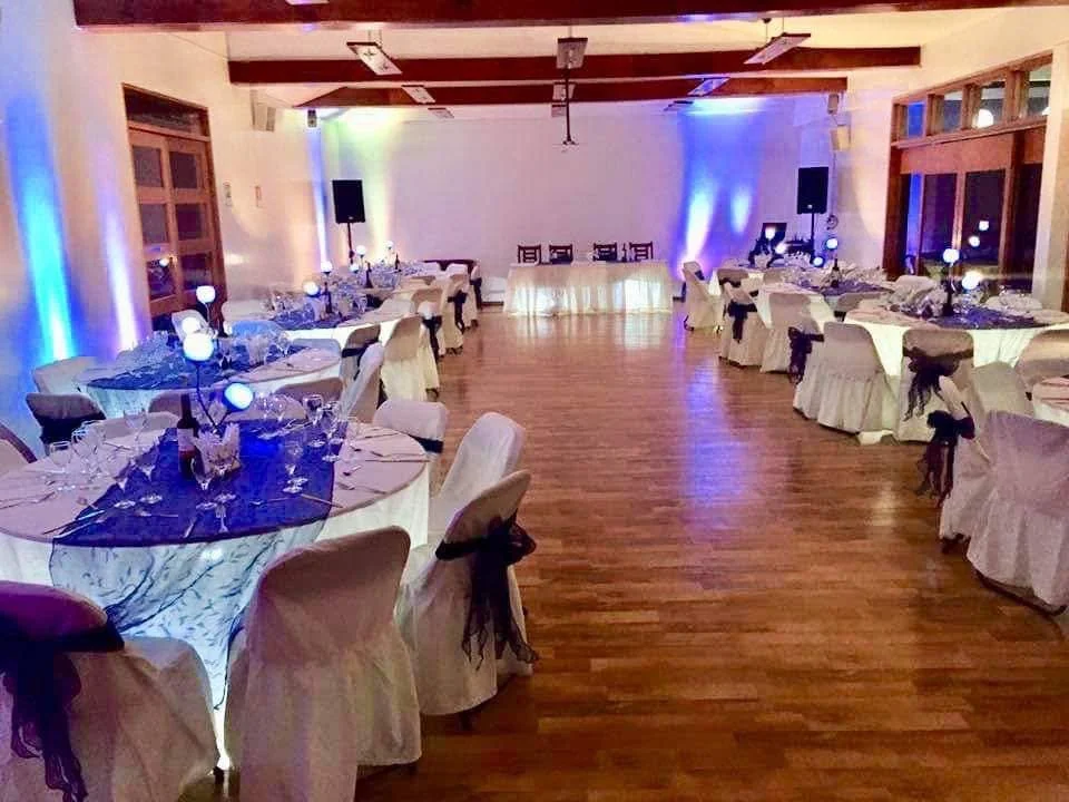 Salón de Centro de Eventos El Alfarero preparado con mesas